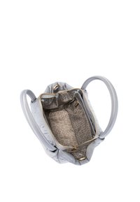 Lysegrå håndtaske med glat ydre, dobbelte håndtag, guldfarvet lynlås og beige indre med gentaget "BONGER" mønster. Indvendig lomme synlig.