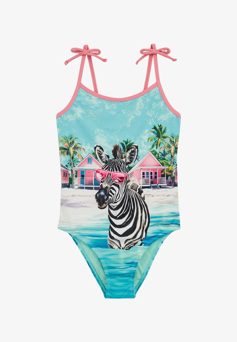 Badeanzug mit einem Zebra-Motiv, das rosa Sonnenbrillen trägt, vor einem blauen Hintergrund mit Palmen und pastellfarbenen Strandhäusern.