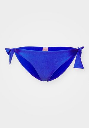 Plavi bikini donji dio s sjajnom, teksturiranom površinom. Ima dva bočna remena za prilagođavanje. Etiketa je vidljiva iznutra.