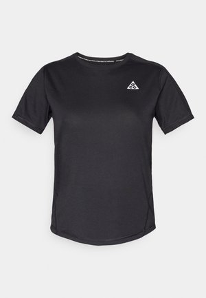 T-shirt de sport noir à manches courtes en tissu respirant, avec un logo discret blanc sur la poitrine gauche et des coutures de coupe sportive.