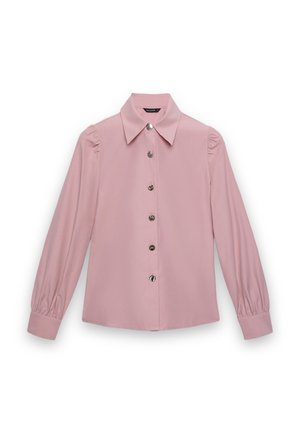 Blouse rose clair à manches longues avec épaules bouffantes, boutons décoratifs en argent au centre, col large et manches avec poignets.