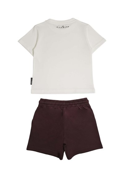 Maglietta bianca a maniche corte con scritta "John Richmond" sul colletto posteriore e pantaloncini con fascia elastica marrone scuro, distesi su una superficie piana.
