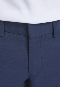 Donkerblauwe op maat gemaakte broek met een gestructureerde stof, voorzien van een gladde tailleband en plooi aan de voorkant voor een gestructureerde pasvorm.