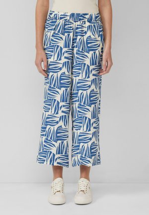Blauwe en witte wijde broek met een bladerenpatroon, elastische tailleband en textiel met textuur. Gecombineerd met crèmekleurige sneakers.