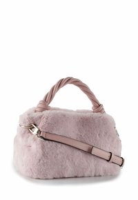 Borsa rosa in pelliccia sintetica con manico intrecciato, tracolla staccabile e dettagli in argento. Forma arrotondata con una texture morbida.