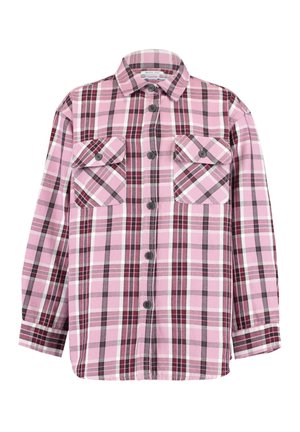 Różowa koszula w kratę na guziki z długimi rękawami oraz dwoma kieszeniami na piersi zapinanymi na guziki.