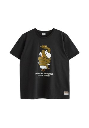 Sort t-shirt med tegneserieand tæt omslynget af en gul slange og teksten "Nogle venner klemmer bare lidt for hårdt."