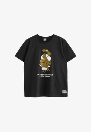 Sort t-shirt med tegneserieand tæt omslynget af en gul slange og teksten "Nogle venner klemmer bare lidt for hårdt."