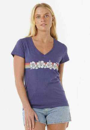 Paarse V-hals t-shirt met een witte bloemenprint en meerkleurige strepen. Korte mouwen, zachte stof en een aansluitend ontwerp.