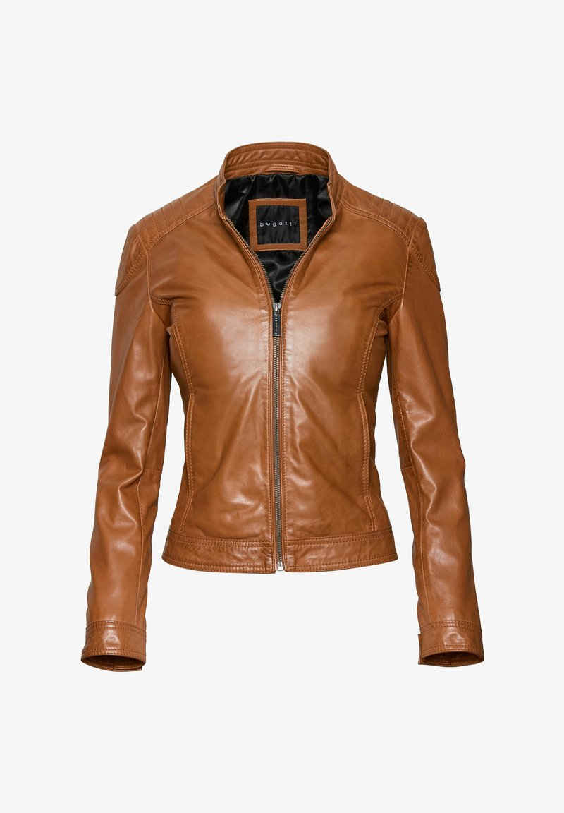 Chaqueta de cuero marrón claro con un diseño ajustado, cuello alto, cierre de cremallera y costuras decorativas en los hombros y las mangas. Textura suave.