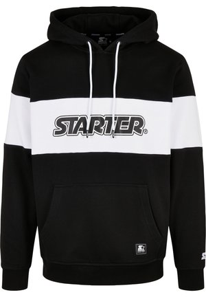 Čierno-biela mikina s kapucňou, ktorá má predné klokanie vrecko, kapucňu so šnúrkou a logo "STARTER" v tučnom čiernom písmene na hrudi.