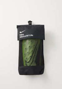 Sort Nike Mercurial Lite opbevaringspose med rullelukning, der har et grønt grafisk mønster, der ligner fodboldstøvler.