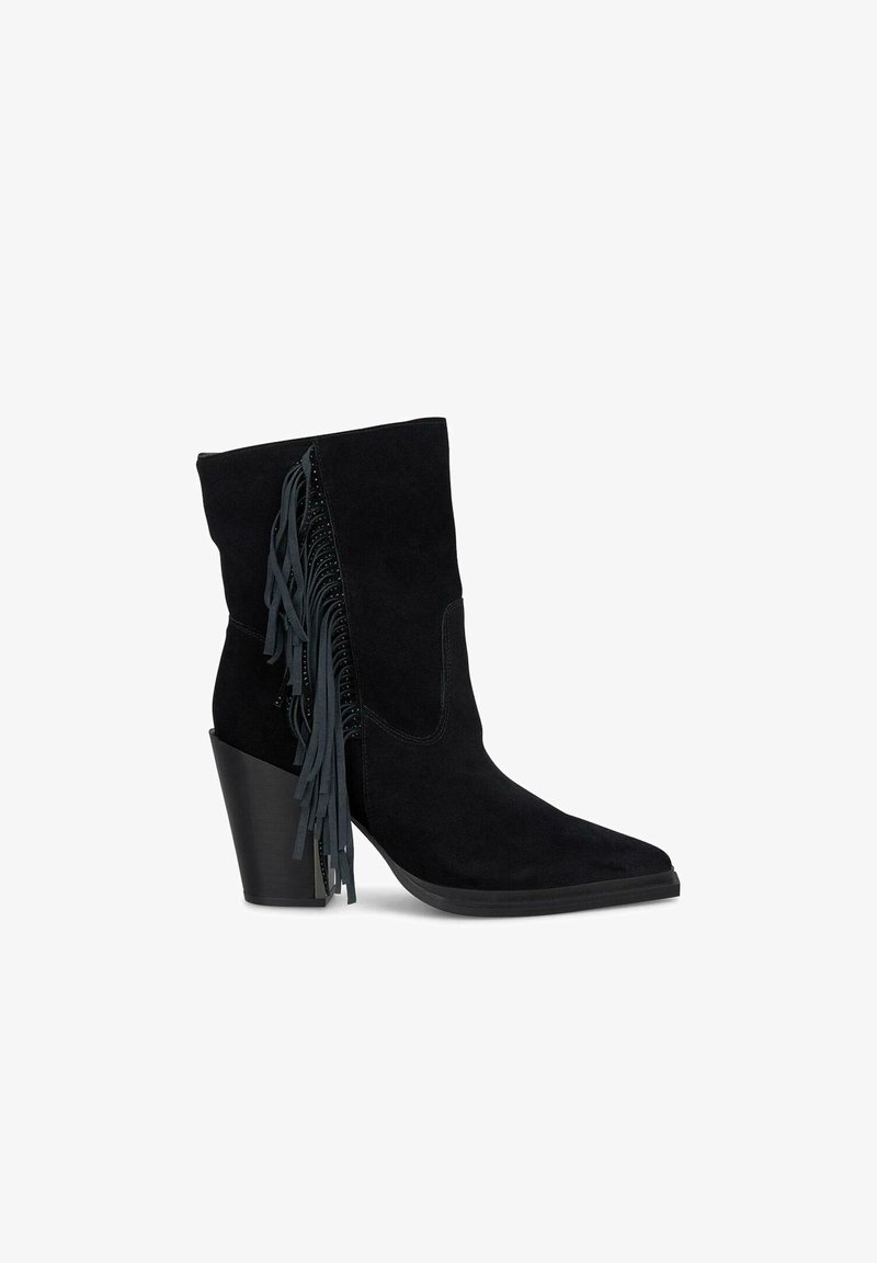 Stivaletto alla caviglia in suede nero con tacco impilato, punta affusolata e decorativo frange laterali. Texture liscia e design elegante.