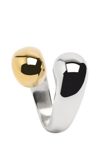 Pierścionek z metali szlachetnych w kolorze srebrnym i złotym, z dwiema sferycznymi koralikami, jednym złotym i jednym srebrnym, na gładkiej, zakrzywionej obrączce.