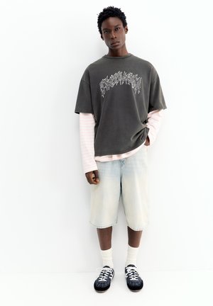 PULL&BEAR, ACID-WASH STWD GRAPHIC - T-SHIRT - T-shirt imprimé - black