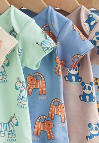Tri krátke body s krátkym rukávom: zelené so zebrou, modré s tigrom a béžové s pandou. Každé má hravé zvieracie vzory a živé farby.
