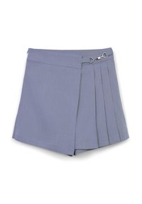 Minigonna plissettata blu chiaro con frontale incrociato e dettaglio con fibbia argentata in vita su sfondo bianco.