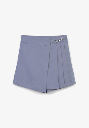 Jupe mini plissée bleu clair avec une avant en portefeuille et un détail de boucle argentée sur la taille, sur fond blanc.