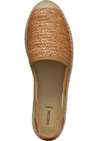 Scarpa in stile espadrillas con tomaia in tessuto intrecciato marrone chiaro, punta rotonda e suola in gomma beige. Caratterizzata da una soletta imbottita con logo.
