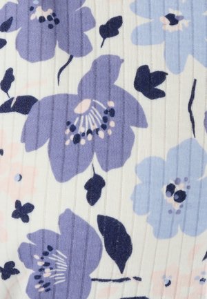 Bloemachtige stof met licht en donker paarse bloemen, blauwe accenten en een beige achtergrond. De textuur bevat subtiele ribbels en een zachte afwerking.