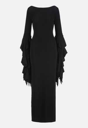 Czarna dopasowana sukienka z długim rękawem, prostym dekoltem i efektownymi, warstwowymi falbanami na rękawach z frędzlami na końcach.