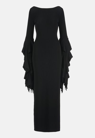 Vestido negro ajustado de manga larga con escote recto y mangas dramáticas con volantes en capas que terminan en bordes con flecos.