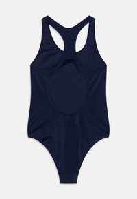 Navyblauwe eenstuk zwemkleding met een racerback ontwerp en uitsnijdingen, gemaakt van soepel, rekbaar materiaal. Bevat minimale stiksels en een naadloze afwerking.