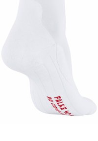 Biała skarpetka sportowa o prążkowanej strukturze, z czerwonym napisem "FAKE YETI" na podeszwie. Wzór sięga kostki.