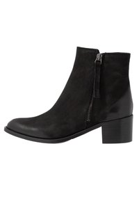 Stivale alla caviglia in suede nero con punta rotonda, cerniera laterale e tacco sfoderato. Texture liscia e design elegante per un utilizzo versatile.