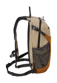 Sac à dos beige et marron vu de profil, avec une poche en filet noire, des bretelles réglables et des compartiments zippés, conçu pour une utilisation en extérieur.