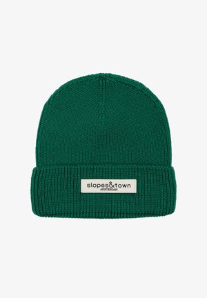 Groene gebreide beanie met een opgerolde rand. Bevat een rechthoekig label met "slopes&town AMSTERDAM" zwart geëmbossed op een crèmekleurige achtergrond.