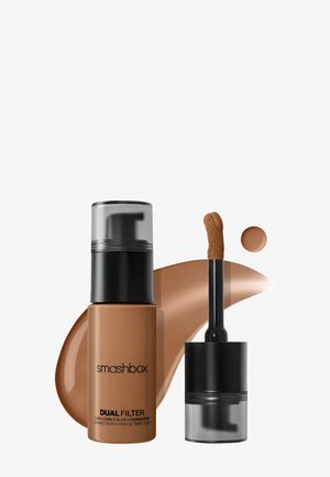 Flacon Smashbox Dual Filter 2 en 1 correcteur et fond de teint avec baguette applicatrice et maquillage liquide marron échantillonné en arrière-plan sur fond blanc.