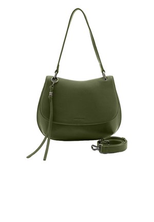 Sac à épaule en cuir vert avec une texture lisse, une forme courbée et une bandoulière détachable. Doté de quincaillerie en ton argent et d'un design minimaliste.