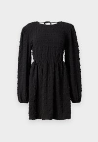 Vestido negro con mangas largas, cintura fruncida, tejido texturizado con un patrón de cuadrícula y escote redondeado. Lazo en la parte posterior.