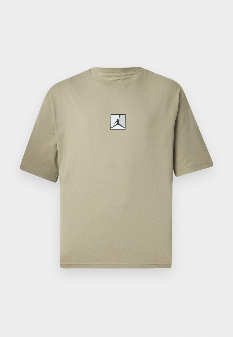 T-shirt en coton kaki à manches courtes, avec un petit logo Jordan noir dans un carré blanc sur le devant. Design simple et coupe décontractée.