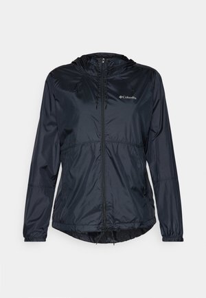 Sort letvægtsjakke med hætte, fuld lynlås, elastiske manchetter og justerbar kant. Har et logo på den øverste venstre brystområde.