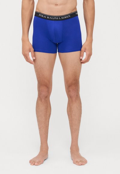 Boxeri din bumbac albastru cu un elastic negru, pe care este inscriptionat logo-ul "POLO RALPH LAUREN". Textură moale, design ajustat, lungime până la mijlocul coapsei.