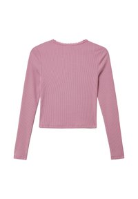 Langemouwige geribbelde roze crop top met gekartelde halslijn, weergegeven van achteren tegen een witte achtergrond.