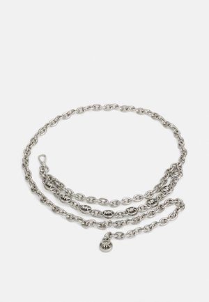 Ceinture chaîne ton argent avec des maillons entrelacés, comportant des breloques rondes au logo MK et une fermeture mousqueton.