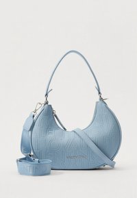 Lys blå håndveske laget av teksturert skinn, med preget tekst, en buet form, kort håndtak og en avtagbar skulderrem.