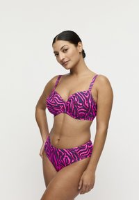 Roze en zwarte bikini met zebraprint, bestaande uit een gevormde beha met verstelbare bandjes en een broekje met hoge taille, beide gemaakt van een gladde stof.