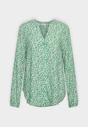 Blusa verde a maniche lunghe con scollatura a V, caratterizzata da un motivo a foglia in diverse tonalità di verde e marrone, realizzata in tessuto leggero.