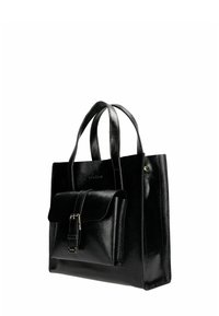 Czarna skórzana torba na ramię z dwoma uchwytami, przednia kieszeń z klapą zabezpieczona srebrnym okuciem oraz gładka tekstura. Posiada detal z logo.