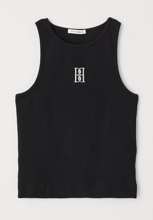 Top de tirantes negro con textura acanalada, presenta un cuello redondo y un logo bordado en blanco. La tela tiene una textura suave y una forma ajustada.