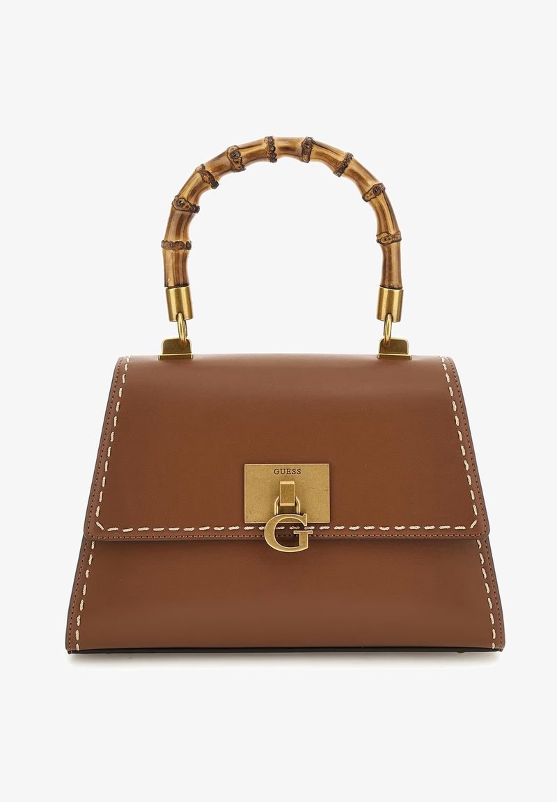Bolso de cuero marrón con un asa de bambú, herrajes dorados, costuras blancas y un cierre dorado prominente con un logo de 'G'.