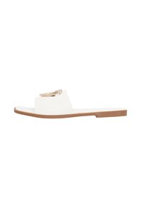 Sandali piatti bianchi con punta rettangolare, upper in similpelle liscia e un accento dorato con strass trasparenti sulla fascia.
