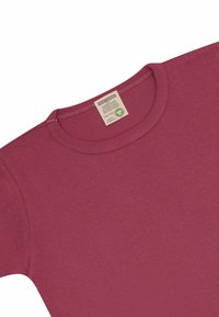 Bordeauxkleurig T-shirt met een ronde hals, gemaakt van zachte stof. Bevat een label met merkinformatie en verzorgingsinstructies. Gepolijste textuur.