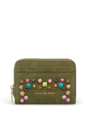 Cartera de ante verde oliva con tachuelas redondas y en forma de estrella de colores, cierre de cremallera, ranuras para tarjetas y letras doradas ALMA EN PENA en el frente.