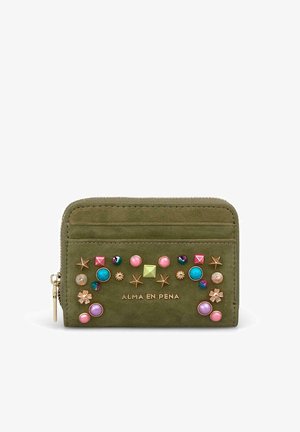 Cartera de ante verde oliva con tachuelas redondas y en forma de estrella de colores, cierre de cremallera, ranuras para tarjetas y letras doradas ALMA EN PENA en el frente.