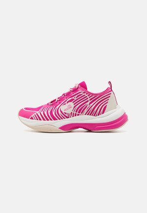 Scarpa sportiva rosa con tomaia in maglia a motivo, suola bianca e rosa e accenti testurizzati. Presenta un passante sul tallone.